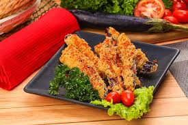 Tampilan dekat terong crispy dengan lapisan keemasan renyah