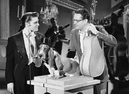 In The Rock 1956年7月1日: エルビスがThe Steve Allen Showに出演し、タキシードを着て生ハウンドドッグ をセレナーードする「Hound Dog」を披露。Oh Ste #Elvis #HoundDog #RockHonorRoll