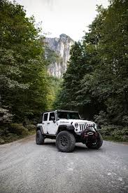 Jeep Wrangler Putih Di Jalan Aspal Foto Stok Gratis