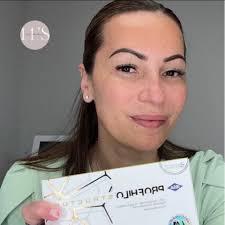 Anyone know of anyone who does microblading please 💖