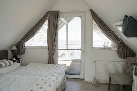 Nachttisch, kommode, kleiderschrank und natürlich ein bett. Strandhus17 Preise