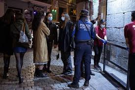 Cientos de personas protestan en las calles de brooklyn center por tercera noche consecutiva violando el toque de queda, mientras se conocen los antecedentes que habrían llevado al arresto del joven afroamericano y cuando se espera se formulen. Je2flsywthuatm