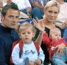 Im dezember 2009 heiratete sie den ebenfalls polnischstämmigen immobilienmakler sebastian sabolocka, von dem sie 2012 geschieden wurde. In Mamas Fussstapfen Turnen Badische Zeitung