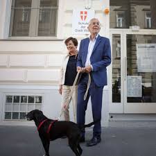 Alexander van der bellen alksand fan d bln born 18 january 1944 is an austrian politician and economist who is the 12th federal state presiden. Wien Osterreichs Bundesprasident Van Der Bellen Reisst Corona Sperrstunde