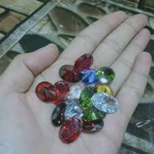 Warna putih susu berbentuk oval. Permata Batu Serai