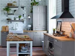 On Joue La Carte Du Chic Et De L Intemporel Avec La Cuisine Grise Elle Decoration Cuisine Gris Amenagement Cuisine Idee Deco Cuisine