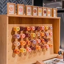 レストラン グランサンク」の朝食で人気のドーナッツウォール ✨ カラフルで種類豊富なドーナッツから、お好きなだけお選びください♪  ▶︎詳細は、@orientalhotel_tokyobay のプロフィールリンクよりご確認いただけます。 Start your morning  with a splash of color ...