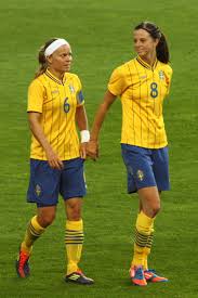 Lotta schelin har gjort fler mål i det svenska landslaget än någon annan, 88 stycken på 185 landskamper, hon har fått diamantbollen fem gånger, fler än någon annan kvinna. Thunebro Och Schelin En Blogg Om Internationell Damfotboll