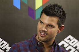 Taylor daniel lautner) (مواليد 11 فبراير 1992) ممثل أمريكي وفنان عسكري. Ù„Ù‚Ø¯ ØªÙ… Ù†Ø·Ù‚ Ø§Ø³Ù… ØªØ§ÙŠÙ„ÙˆØ± Ù„ÙˆØªÙ†Ø± Ø®Ø§Ø·Ø¦ Ù‡Ø°Ø§ Ø§Ù„ÙˆÙ‚Øª Ø¨Ø£ÙƒÙ…Ù„Ù‡ Ù†Ø¬Ø§Ø­ ÙƒØ¨ÙŠØ± 2021
