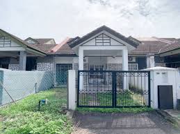 It's a pretty small village, consisting of about 10 old sandstone houses, a bell tower next to the rajang river and a panau military checkpoint on each side where the paved main road enters the village. Wts Bandar Sungai Buaya Rawang Single Storey Property For Sale On Carousell