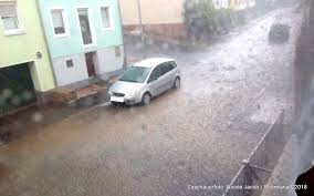 Mit dem warmen wetter werden bei vielen richtige sommergefühle geweckt: Unwetter In Meiningen Sturzfluten Und Hochwasser Rhonkanal Schafe Videos Online