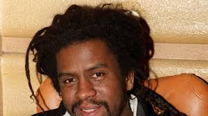 Vidéo : Mort de Tonton David : Omar Sy "pleure toute son enfance", les  stars lui rendent hommage