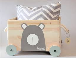 Spielzeugkiste Bar Mit Rollen Radern Geschenk Zur Taufe Geburt Personalisierbar Mit Namen Wooden Toy Boxes Kids Storage Toys By Age