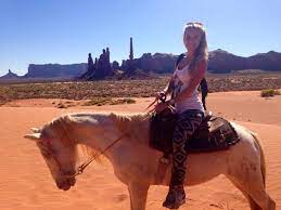 On this tour, you'll ride through the picturesque monument valley, known for its famous sandstone. Sugar Bar Aufnahme Von Monument Valley Horseback Tours Tripadvisor