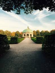 Perfekt Fur Einen Wochenendtrip In Munchen Plane Einen Besuch Im Hofgarten In Munchen Bayern Ausflugsziel Direkt Im Stadtze Englischer Garten Garten Munchen