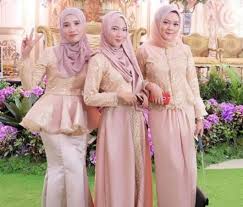 Model baju gamis batik kombinasi polos dibawah ini bisa kamu pilih sebagai referensi berbusana saat hari raya maupun menghadiri acara pengajian namun tentunya dengan sedikit sentuhan kombinasi yang menarik kamu bisa memakainya dalam berbagai kesempatan acra tergantung dari pasangan baik model bawahan maupun atasan yang cocok dipadupadankan. 30 Trend Terbaru Model Baju Gamis Pesta Organza Maria Space