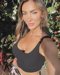 Hey y'all!! I am currently in LA taking care of business but, if you'd like  to book an appointment I will be available after October 1st! Book your  appointment now at: www.Vagaro.com