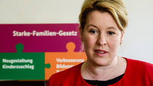 Plagiatsfall franziska giffey ministerin schiebt verantwortung ab : Giffeys Doktorarbeit Abschlussbericht Findet 238 Plagiate