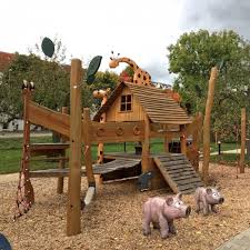 Hohe blumen für einen interessanten kinderspielplatz. Spielplatz Garten Der Begegnung In Kirchheim Unter Teck