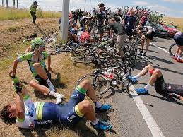 Geraint thomas und primoz roglic waren beide in stürze verwickelt, als tim merlier eine dramatische dritte etappe der tour de france gewann. Die Schlimmsten Sturze Der Tour De France