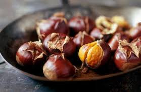 E' piacevole, quando i primi freddi si fanno sentire, mangiare qualche castagna arrostita in compagnia, far scricchiolare la buccia sotto le dita ed inebriarsi del profumo che il frutto sotto di essa. Caldarroste Come Cuocere Le Castagne Nel Forno Di Casa In 4 Semplici Mosse Cook Cucina Corriere It