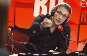 En temps normal, julien courbet rayonne sur les réseaux sociaux, toujours prêt à sortir une vanne dont lui seul a le secret. Julien Courbet Radio Notes 2017 Je Veux Que L Emission Soit Le Miroir De La Vie De Tous Les Jours Puremedias