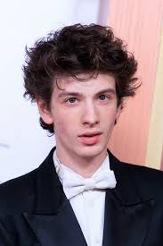 Русского Тимоти Шаламе" разыскивает военкомат: фото Марка Эйдельштейна