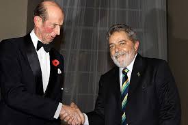 El duque de kent es una de las personas más cercanas a la reina / gtres. Olhe Bem Para A Bochecha Do Duque De Kent