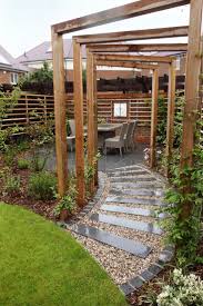 Sprungbrett Pergola Wandskulptur Und Interessantes Pflanzangebot Holz Diy Ideen Minimalistischer Garten Bauerngarten Hintergarten