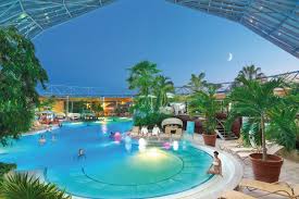 Get off at altenerding from where you can catch a bus (550, 560, 570) that takes 5 minutes or choose the scenic walk across the field and reach the therme erding within 10 minutes. Selected De Therme Erding Selected De