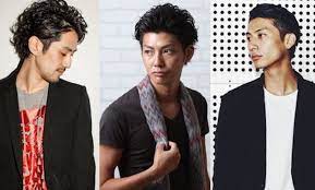 今や定番と化したツーブロックですが ちょっと飽きてきたな という方もいるのでは そんな時は 思い切ってオールバックにしてひと味違った大人っぽいセクシー ワイルドな雰囲気ヘアスタイルにしてみてはいかがでしょうか ということで今回は ツーブロック