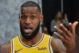 🎥 Moest LeBron James een loopfout krijgen of was zijn sterrenstatus  voldoende om die niet te geven?