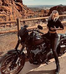 Pin By Blanc Alexandre On Motos Motorcycle Girl Motorcycle Women Chicks On Bikes