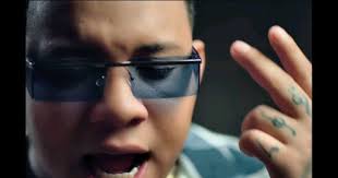 Para el #tema #60segundos la idea era crear una atmósfera cálida con una  dirección de fotografía prolija en un universo utópico lleno de relojes de  arena, soledad y aridez donde los artistas ...