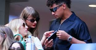 Taylor Swift, on Travis Kelce Podcast, Says She Ignores Internet Noise -  The New York Times