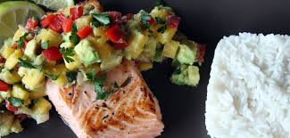 Disporre la miscela di lenticchie, mango e avocado, quindi disporre un ventaglio di strisce di mango e avocado su ogni piatto. Salmone Con Salsa Al Mango E Avocado Per Stupire I Tuoi Ospiti