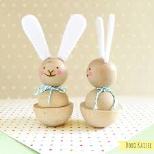 Ob osterhasen, ostereier oder ganze osterszenen, auf dieser seite findest du alles zum ausmalen rund ums osterfest. Hubsche Kleine Osterhasen Aus Holzkugeln Diy Doro Kaiser Grafik Illustration