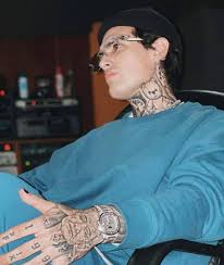 Entre un corrido tumbado y mucho guitarrazo, escucha esta colaboración de  Wiplash y Adriel Favela