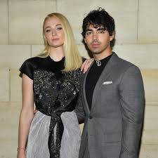 Последние твиты от sophieeturner (@sophieeturner). Sophie Turner Wunderschones Brautkleid Bei Der Hochzeit Mit Joe Jonas Gala De