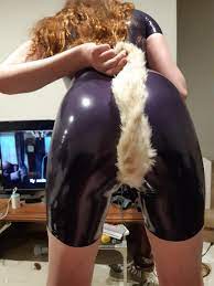 New to Reddit. This is from the other night, had fun with my tail plug and  some latex 😋 : r/tailplug