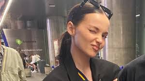 FANÁTICA de BOCA: DOVE CAMERON asistió al show de DAMIANO DAVID con la  CAMISETA del XENEIZE