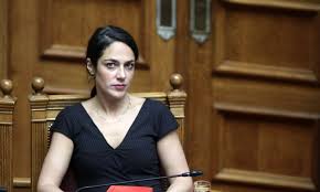 Αφού κατάλαβα ότι το αδελφάκι δεν πιάνει, ζήτησα ένα σκυλάκι , ούτε εκείνο έπιασε οπότε αποφάσισα ότι θα είμαι μοναχοπαίδι. H Domna Kai Oi Epistrepsantes Protagon Gr