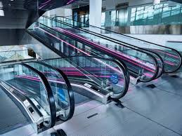 The pallets are metal, and are on a track. Airport Moving Walkway Thyssenkrupp Airport Systems S A Inclined Horizontal