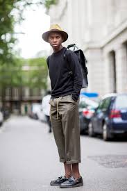 Braune Knochellange Hose Mit Lederschuhen Und Pullover Kombinieren Mit Hut Und Rucksack Accessoires Mannliche Mode Manner Outfit Manner Mode