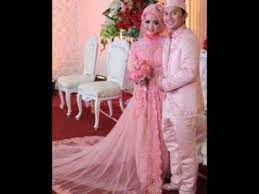 Bagian bawah atasan pengantin wanita dimodifikasi dengan seru sekali ya pengantin bugis yang mengenakan baju bodo modern seperti di atas. Baju Pengantin Kebaya Modern Warna Pink Youtube