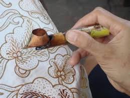 Tampak depan kanan kemeja batik. Batik Manufacturing Workers Springerlink