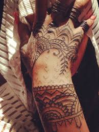 Other famous tattoos sported by this famous singer include a starry design on her upper back, and an arabic script tattoo on the left side of her body. Rihanna S Henna Inspired Hand Tattoo Celebrity Style News