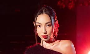 Hoa hậu Thùy Tiên lên tiếng về ảnh chụp cùng 2 “tú ông”