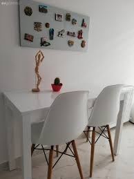 Bu Sade Evde Modern Cizgiler Sicak Dokularla Bulusmus Ev Gezmesi Dekor Mobilya Fikirleri Eames