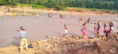 एमपी:पन्ना में हीरे की तलाश में नदी में उतरे 500 लोग, वन विभाग ने मौके पर पहुंचकर भीड़ को हटाया - Thousands Gather In Panna To Search For Diamonds In The River